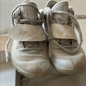 Nike basketball court Sneakers with Midfoot Strap and Textured Upper, size 8.5